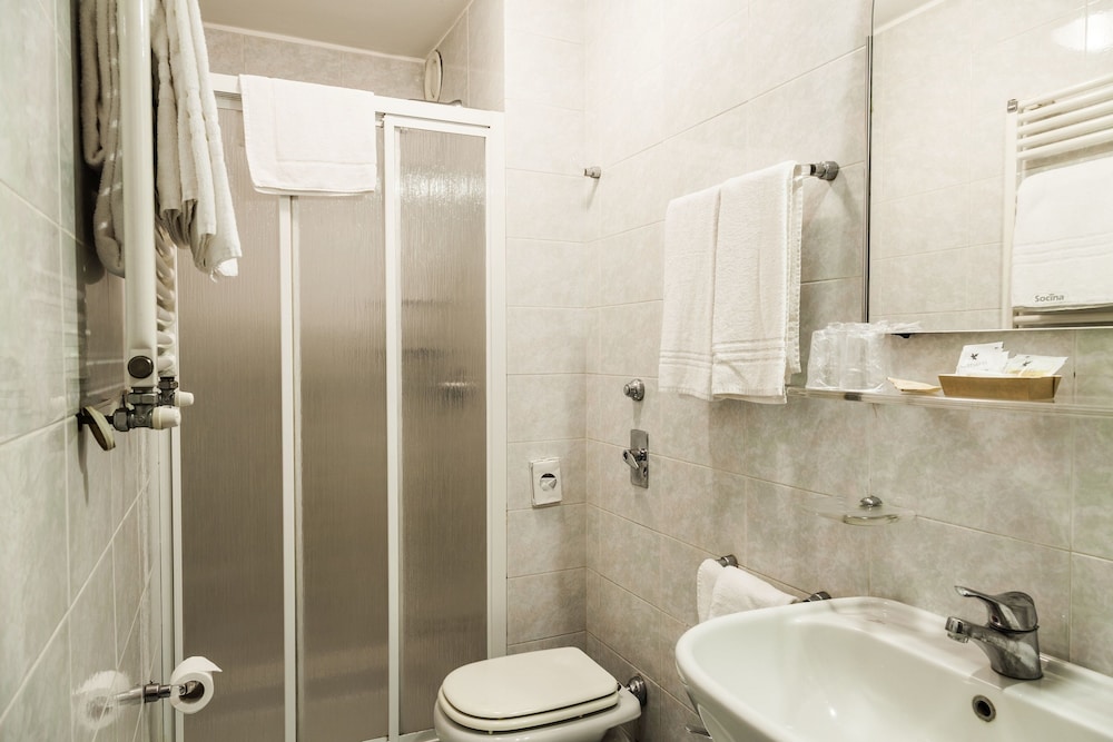 Economy Double Room thumbnail 5