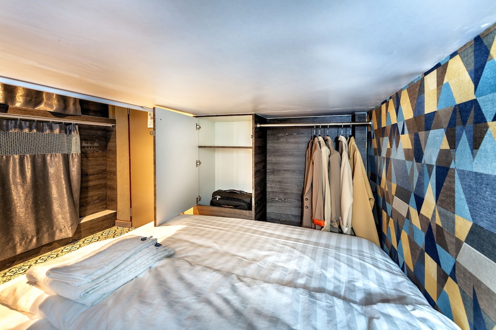 12-Bed Mixed Dormitory photo 2