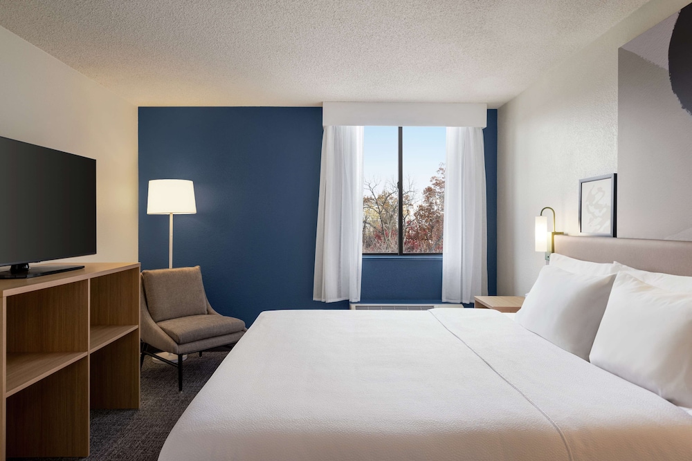 Suite, 1 Bedroom - Photo 1