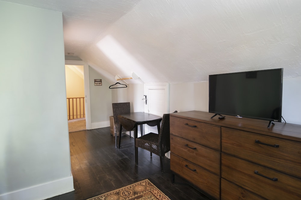 Standard Room, 1 Queen Bed photo 2
