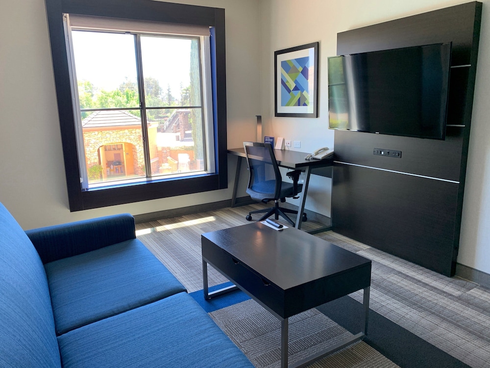 Suite, 1 Bedroom, Lake View, Corner - Photo 2