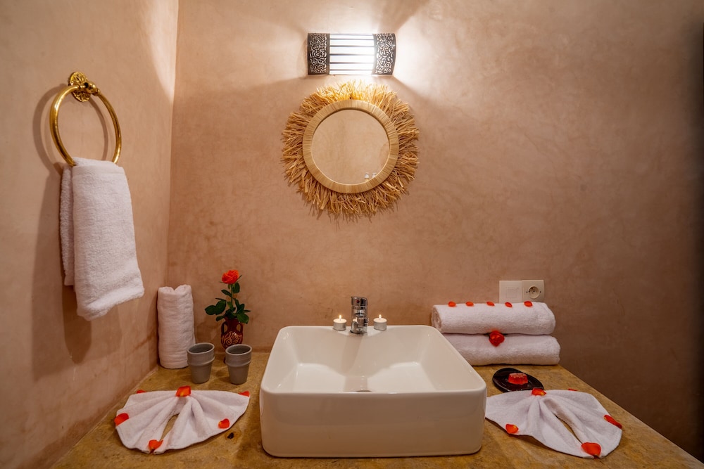 Standard Double Room - Photo 17