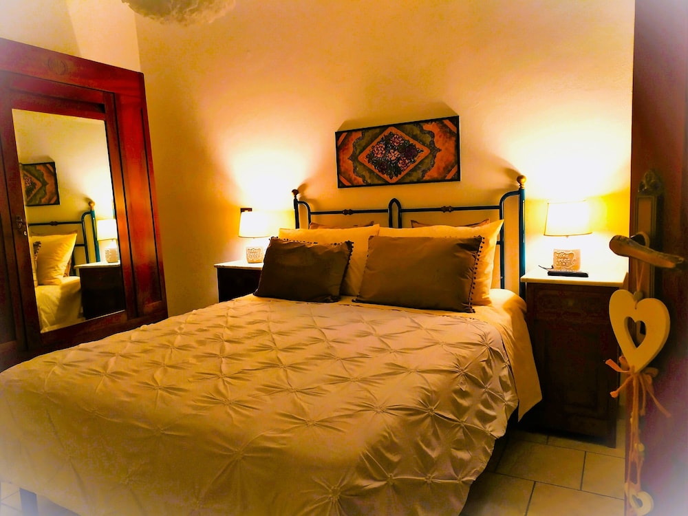 House, 2 Bedrooms, Fireplace, City View photo 1