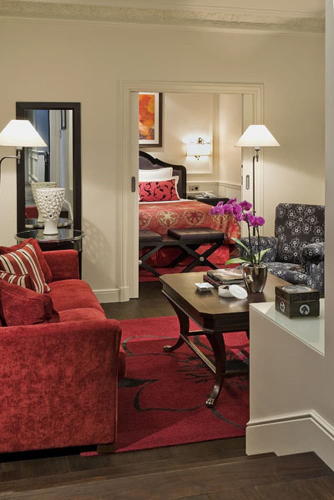 The Penthouse Suite (2 rooms & 2 bathrooms & living room)