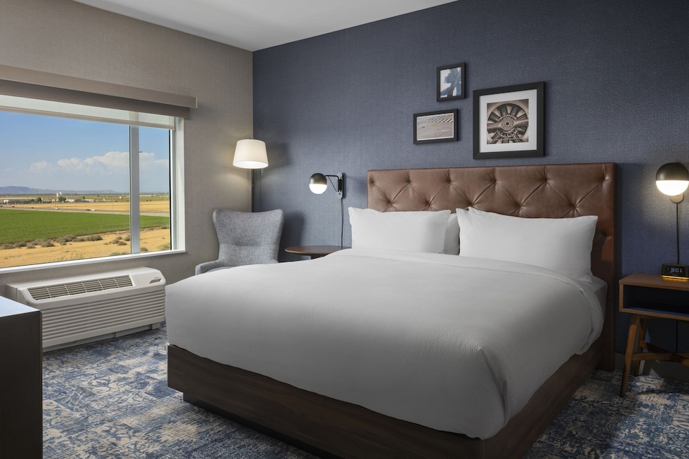 Suite, 1 King Bed - Photo 2