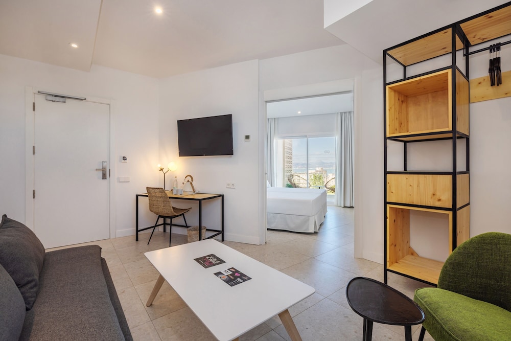 Junior Suite, Balcony thumbnail 5