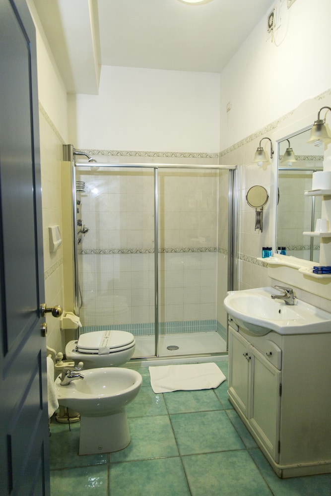 Standard Double Room - Photo 8