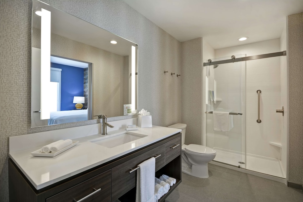Suite, 1 King Bed, Accessible, Bathtub