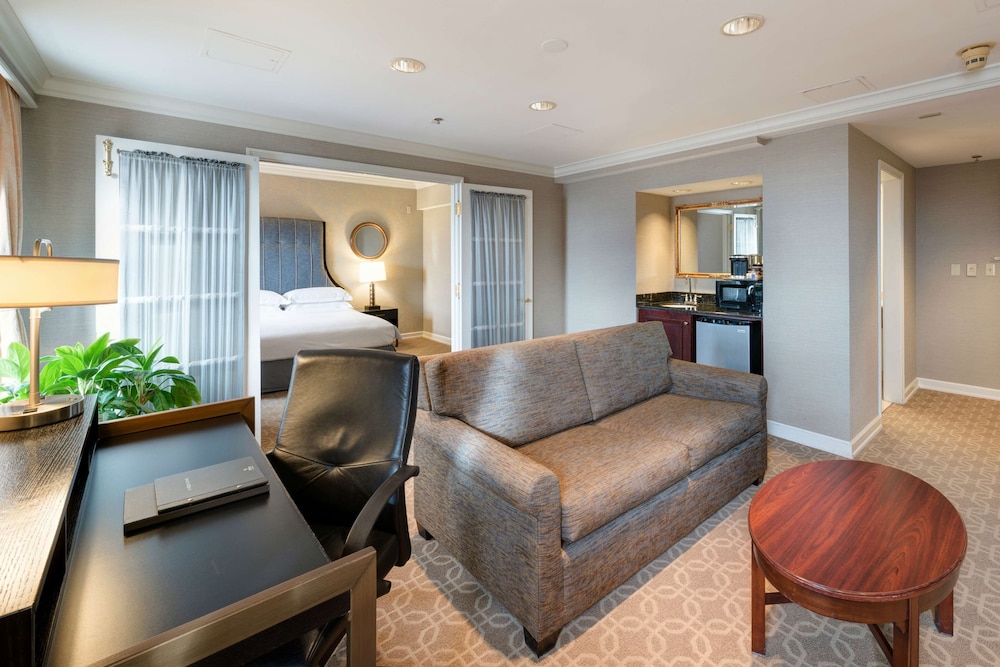Parlor, Junior Suite, 1 King Bed photo 3