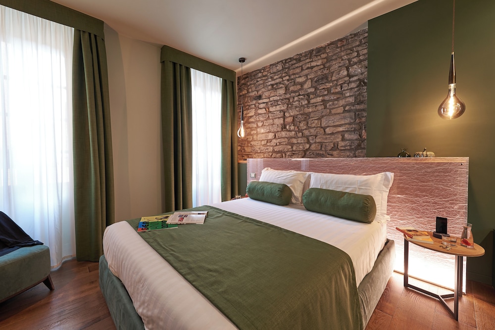Deluxe Room (Queen) - Photo 1