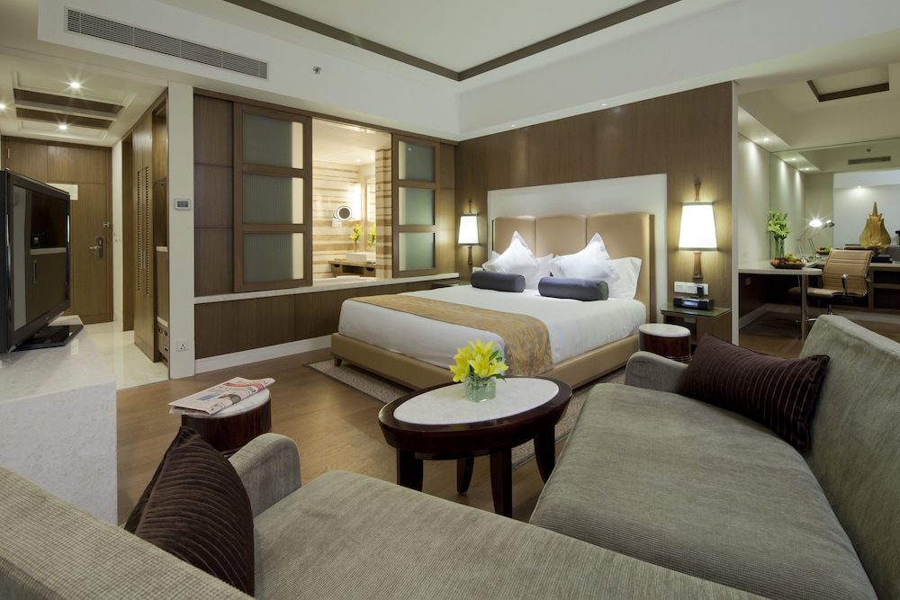 Junior Suite, 1 King Bed, Smoking, Club Lounge Access