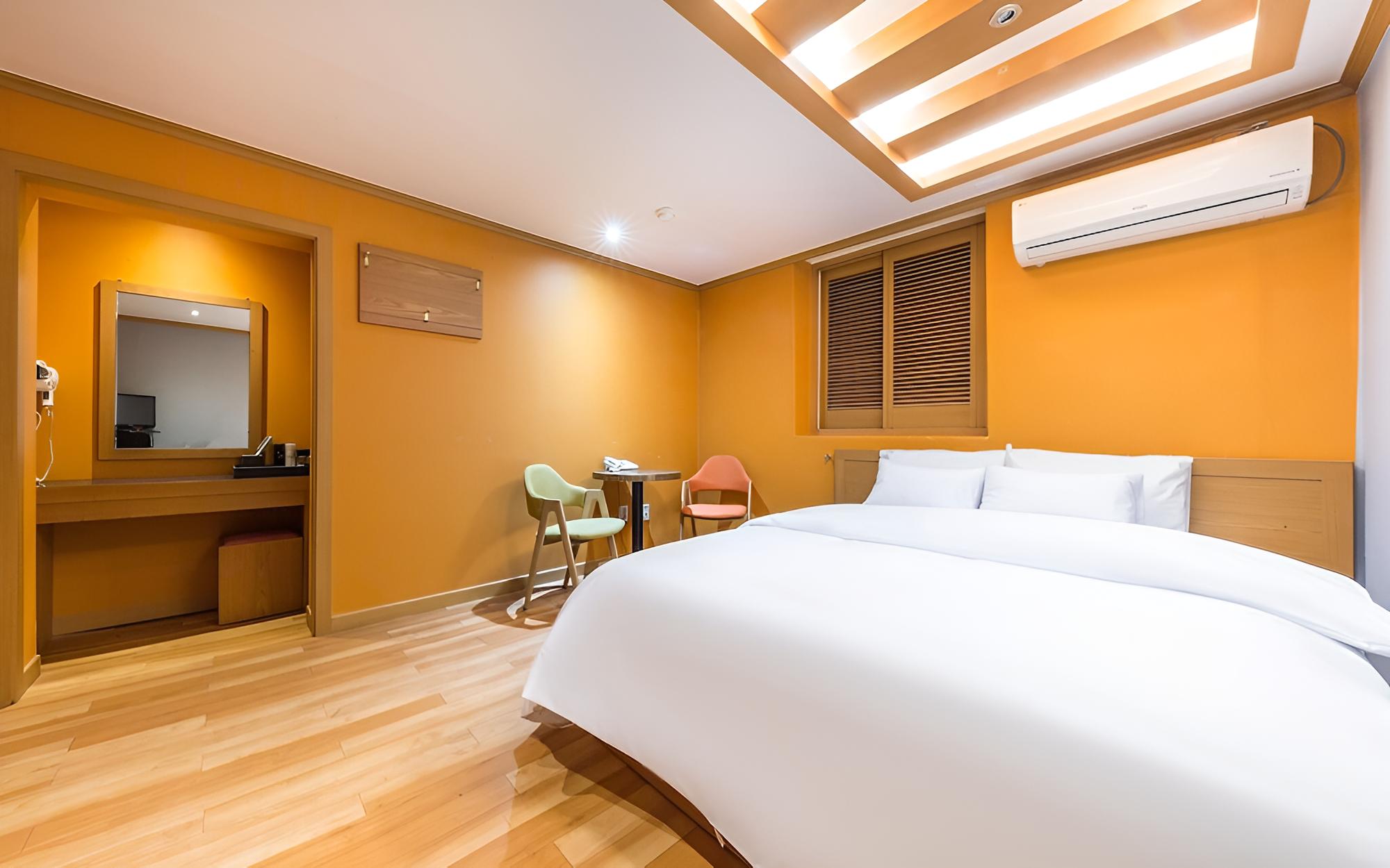 Room (Suites A)