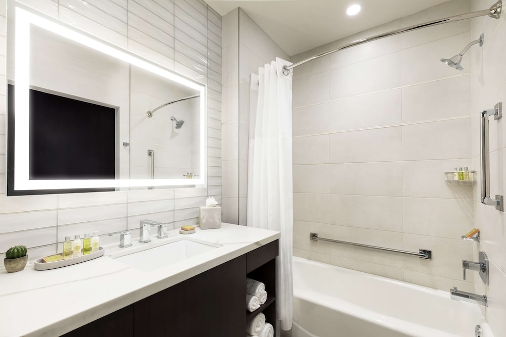 Deluxe Room, 1 King Bed, Accessible, Balcony (Hearing) - Photo 6