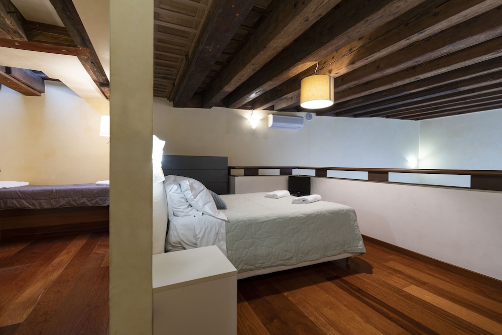 SPLENDID 1 BEDROOM DUPLEX NEAR SAN MARCO - MAXIMUM COMFORT photo 2