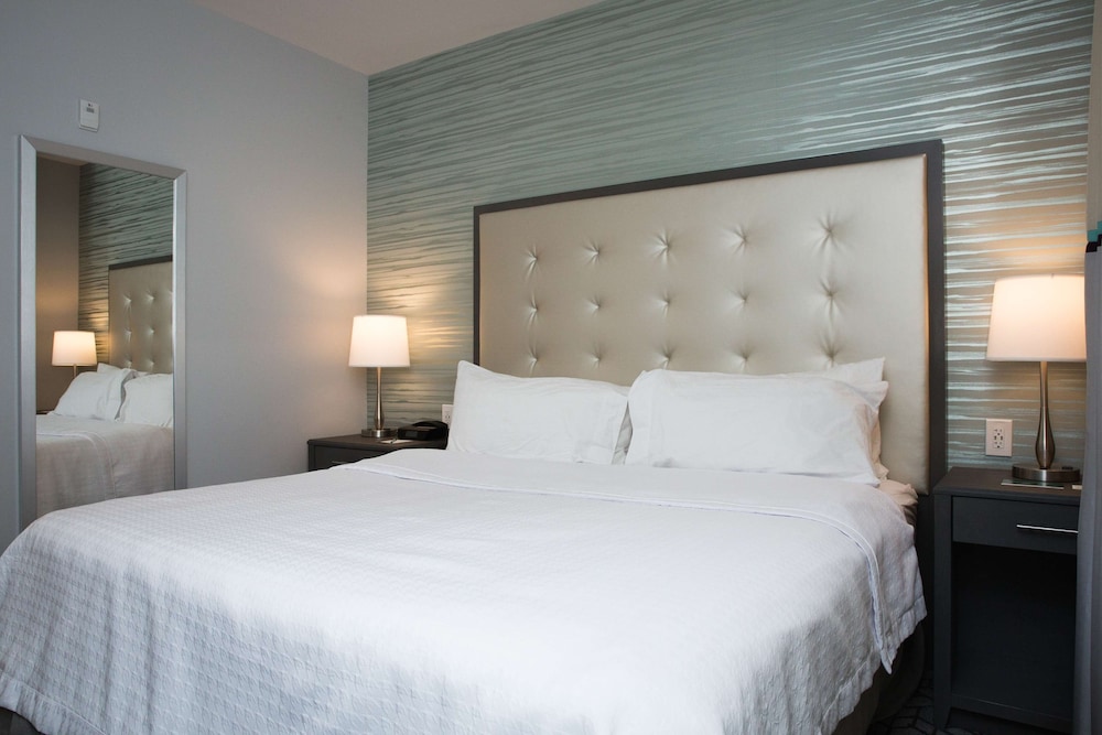 Suite, 1 King Bed, Accessible, Bathtub