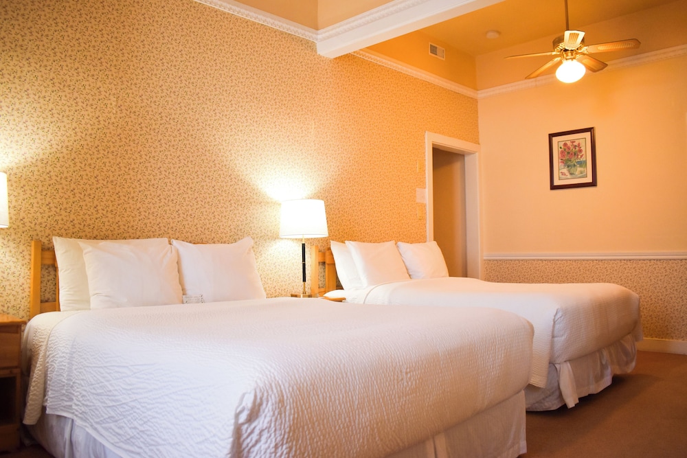 Classic Quadruple Room, River View photo 3