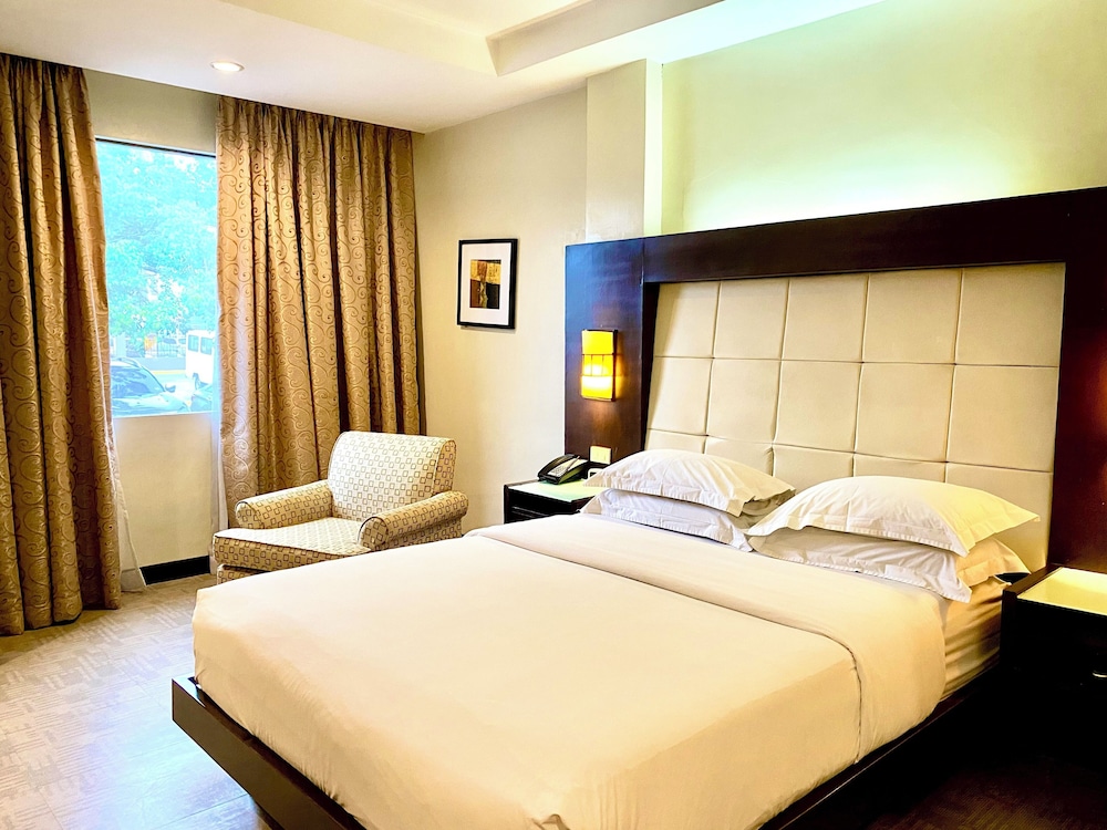 Deluxe Queen (1 Queen Bed) - Photo 3