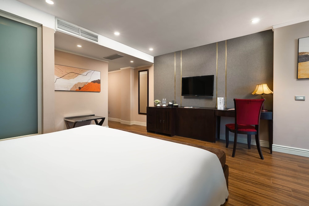 Presidential Studio Suite, 1 King Bed, Balcony, City View photo 2