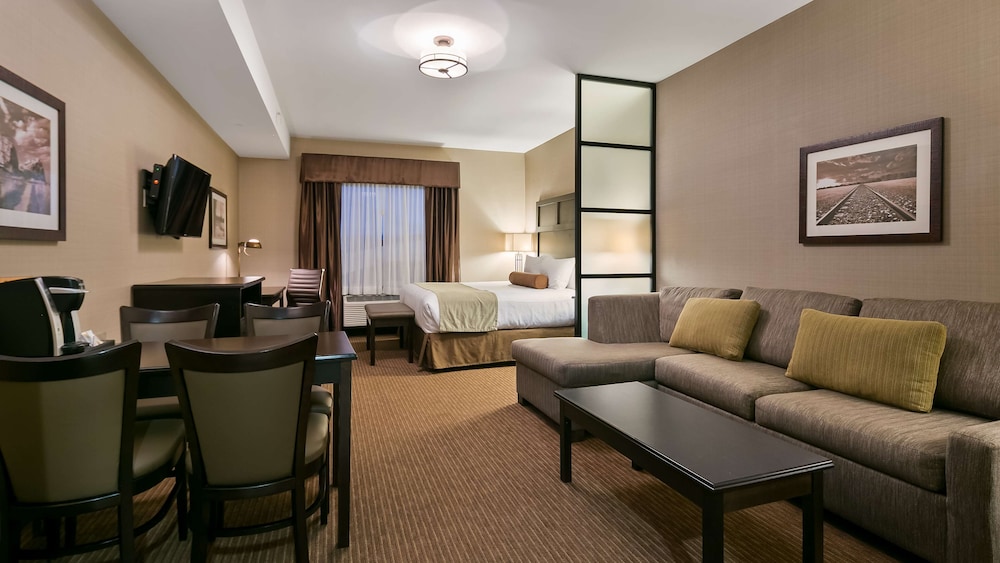 Suite, 1 King Bed, Non Smoking, Kitchenette
