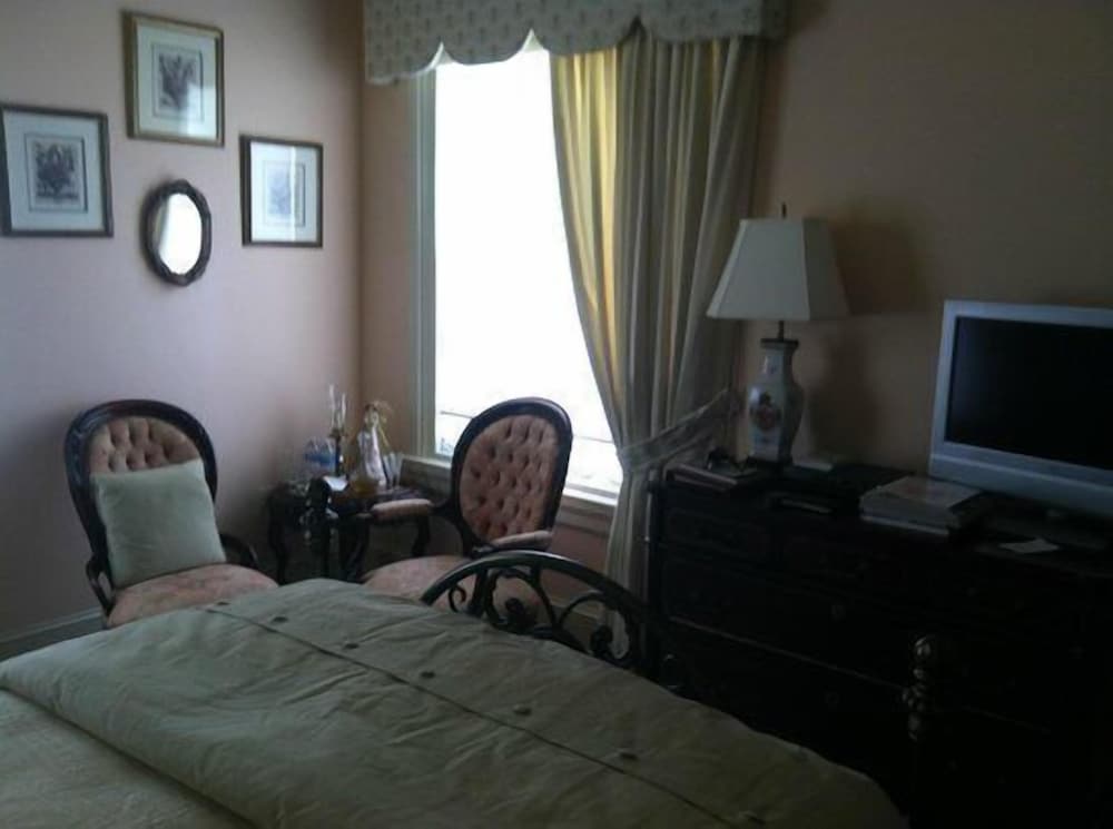 The Victorian Guest Room photo 3