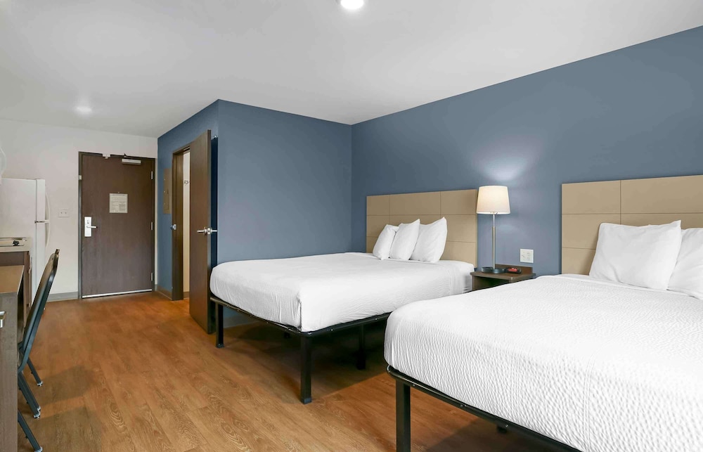 Standard Studio, 2 Queen Beds, Non Smoking, Refrigerator & Microwave photo 3