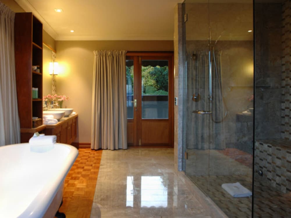 Pines Executive Suite photo 2