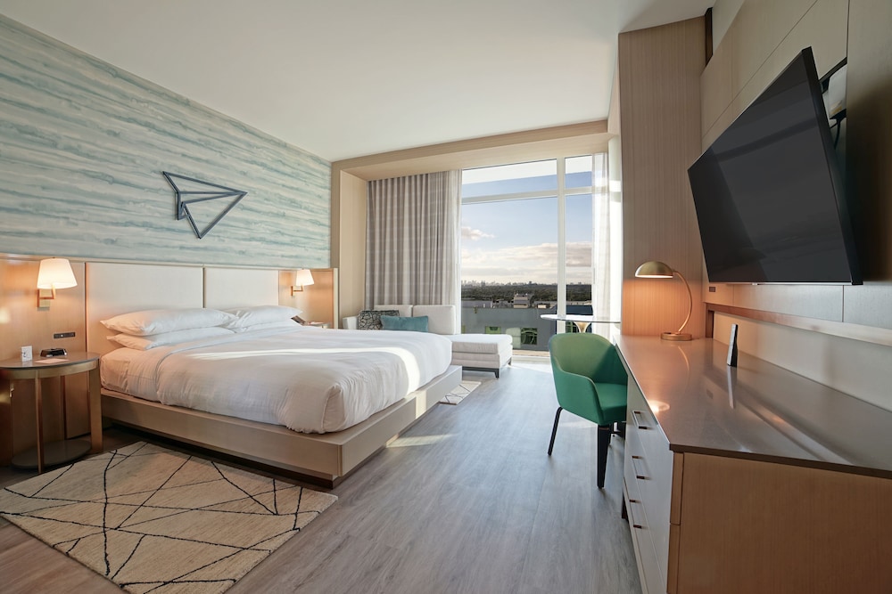 Premium Room, 1 King Bed (Promenade Corner with M Club Access) - Photo 4