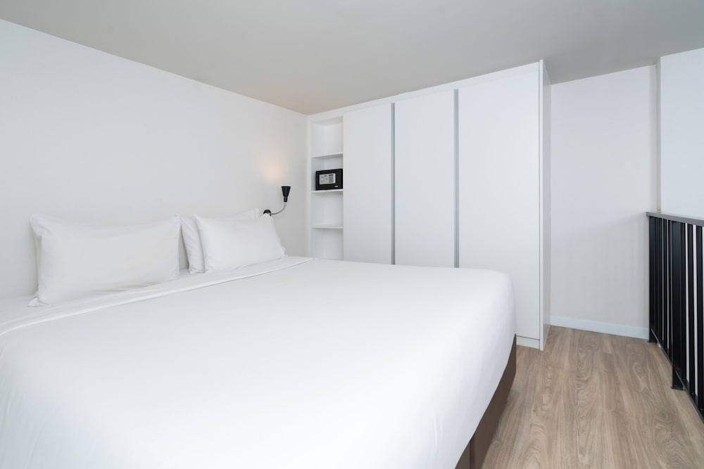 Deluxe Duplex, 1 King Bed, Non Smoking, Poolside (Living Room)