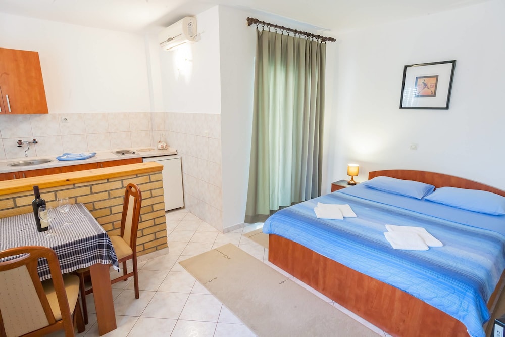 Comfort Studio, 1 Queen Bed, Terrace photo 3