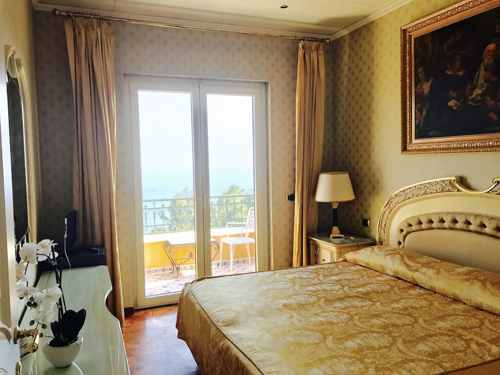 Deluxe Room, 1 Queen Bed, Sea View