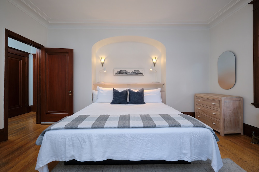 Exclusive Suite, 1 King Bed with Sofa bed (No 1) photo 1