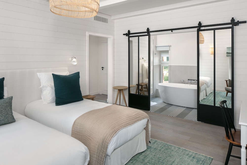Deluxe Double or Twin Room, Partial Sea View (Poternes) - Photo 2