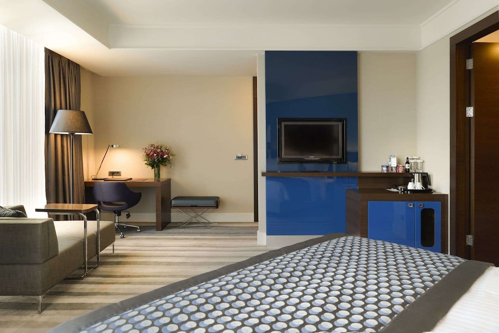 Suite, 1 King Bed, Smoking