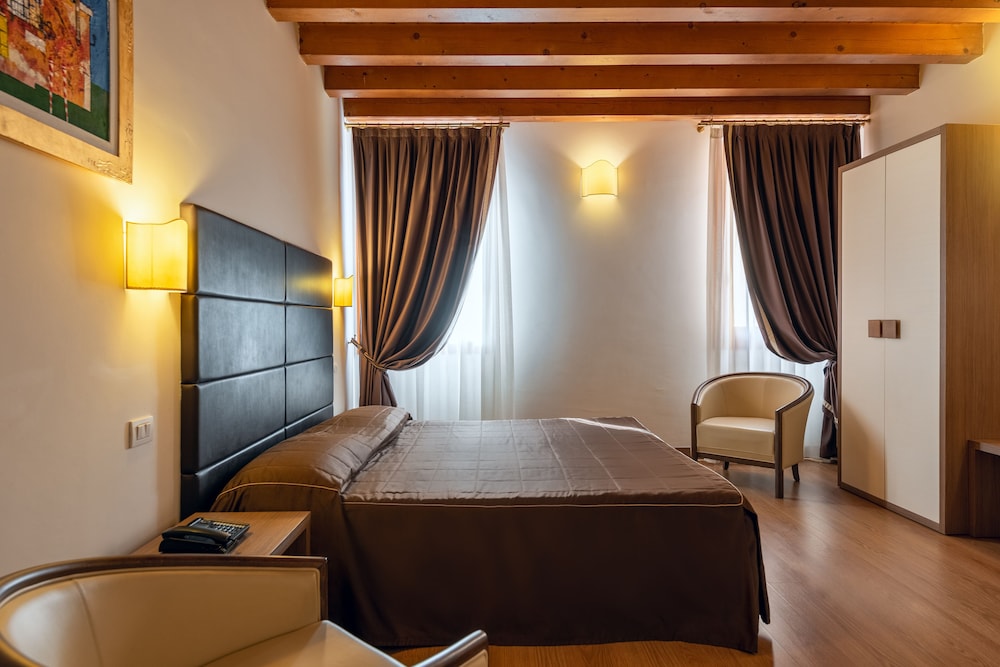 Comfort Suite, 1 Queen Bed - Photo 13