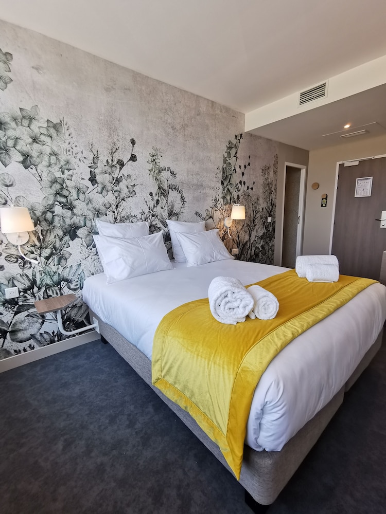 Deluxe Double or Twin Room - Photo 1