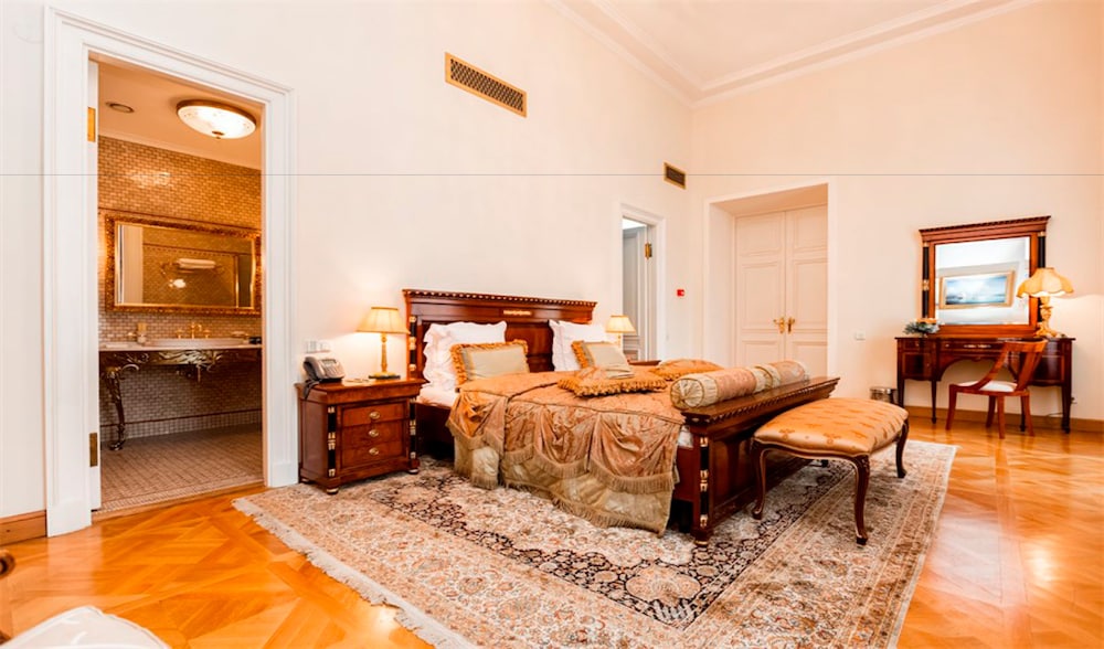 Luxury three-room Suite "Peter's Chambers" with one bedroom