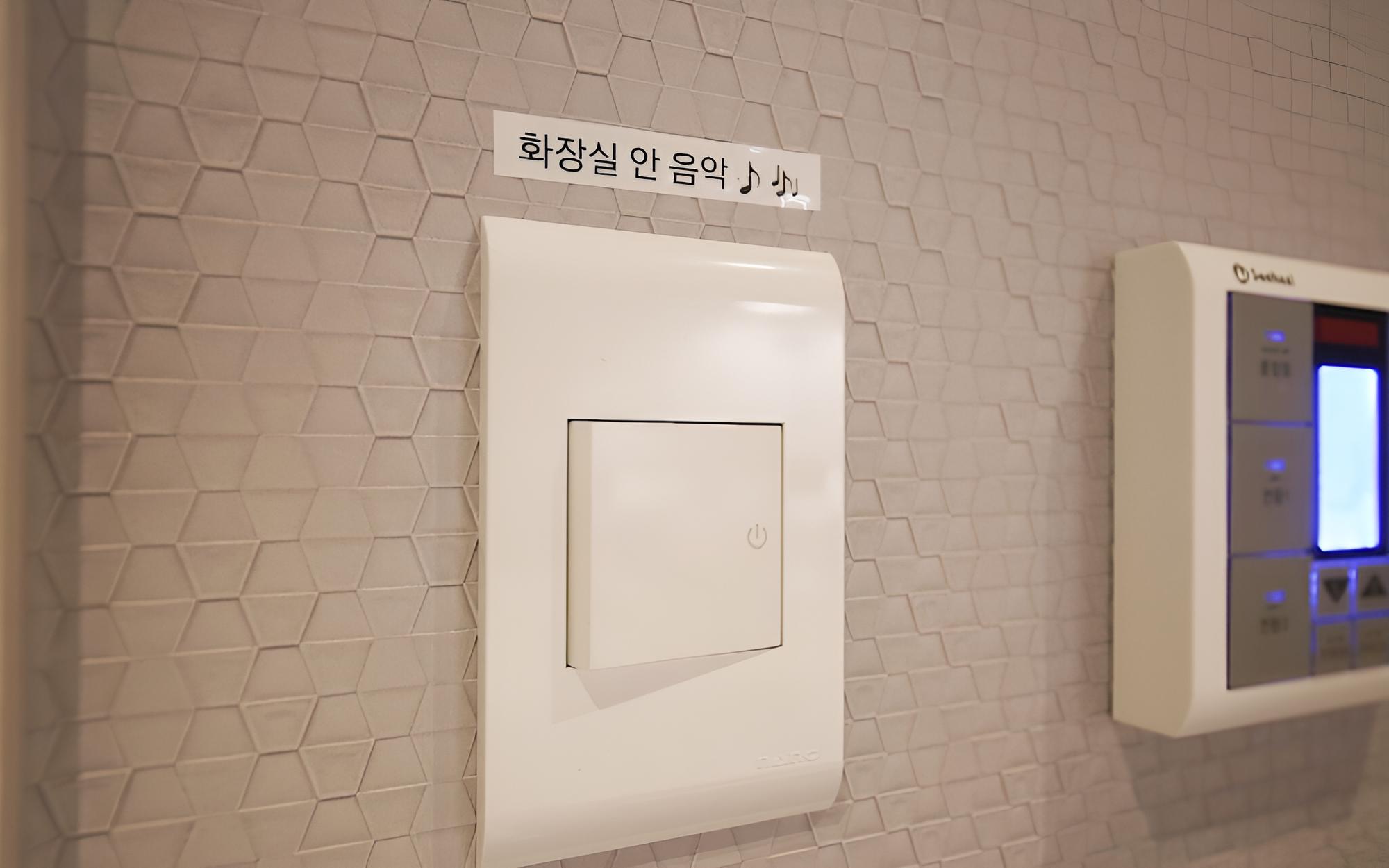 Room (Standard (Air Purifier Netflix Availa) photo 3