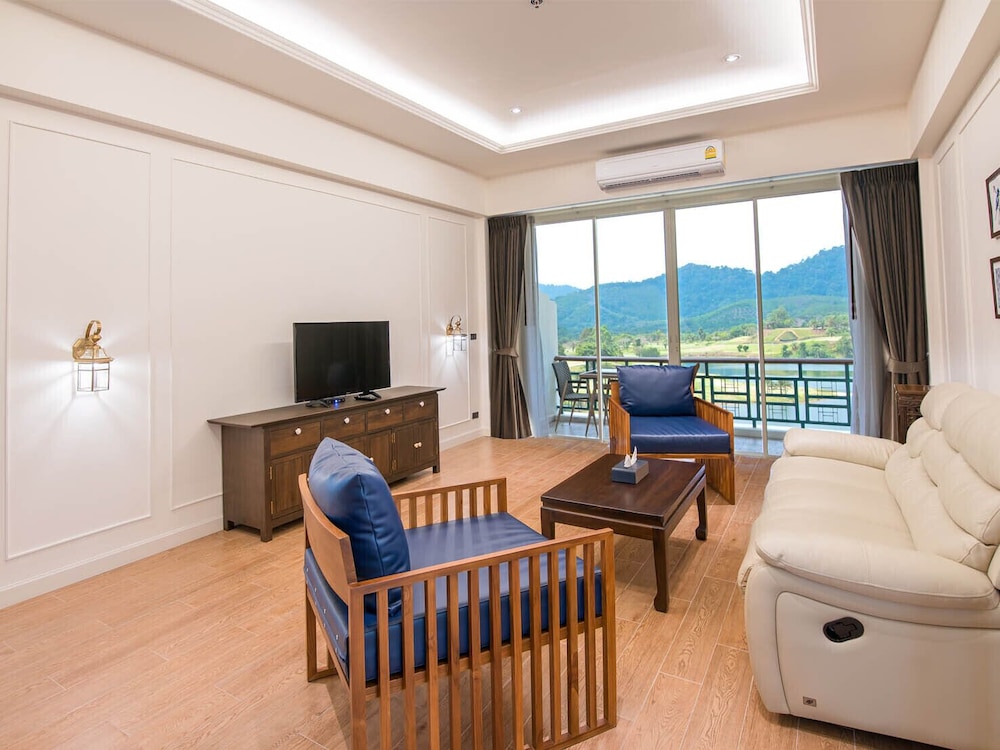 Suite Family Room photo 3