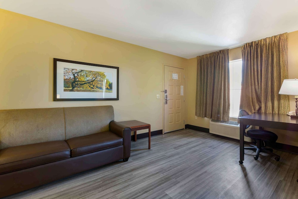 Deluxe Studio, 1 King Bed With Sofa Bed, Accessible, Non Smoking photo 3