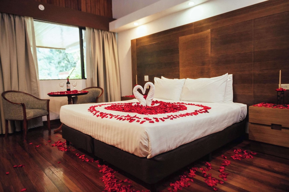 1 King Bed, Premium Room, Balcony - Photo 5