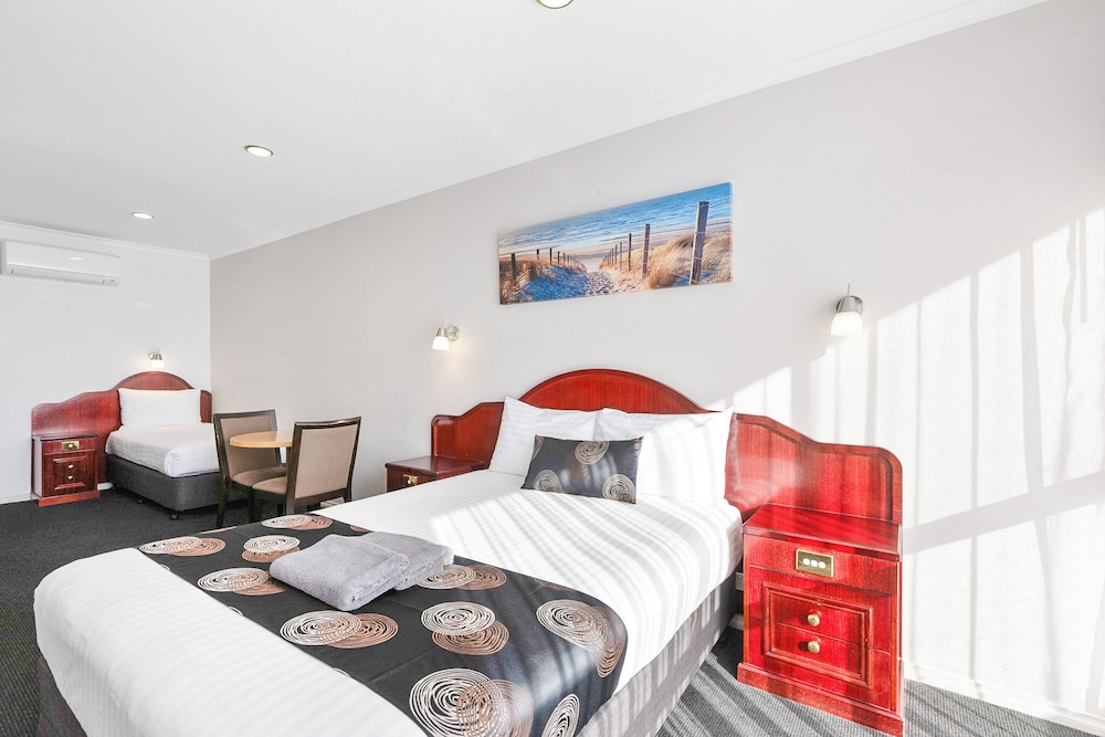 Superior Room, Multiple Beds, Non Smoking (Larger Room) photo 1
