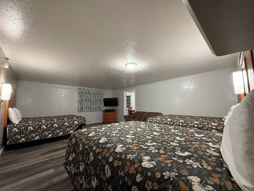 3 Queen Beds