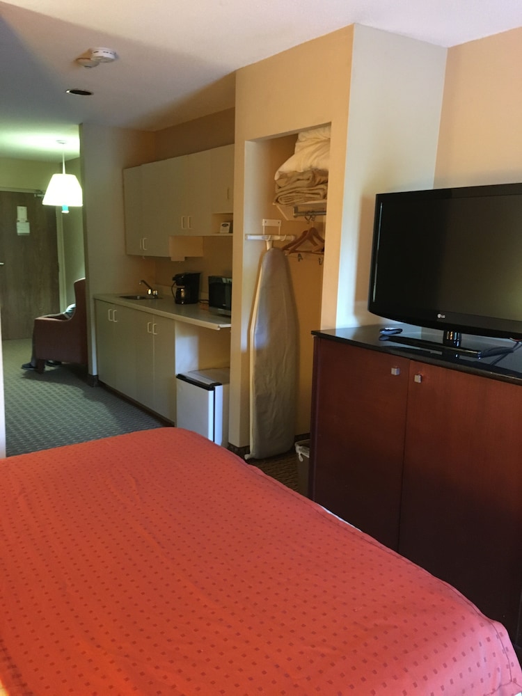 Queen Kitchenette Suite photo 1