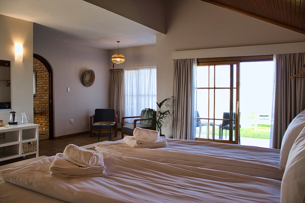Junior Suite, 1 King Bed, Patio photo 1