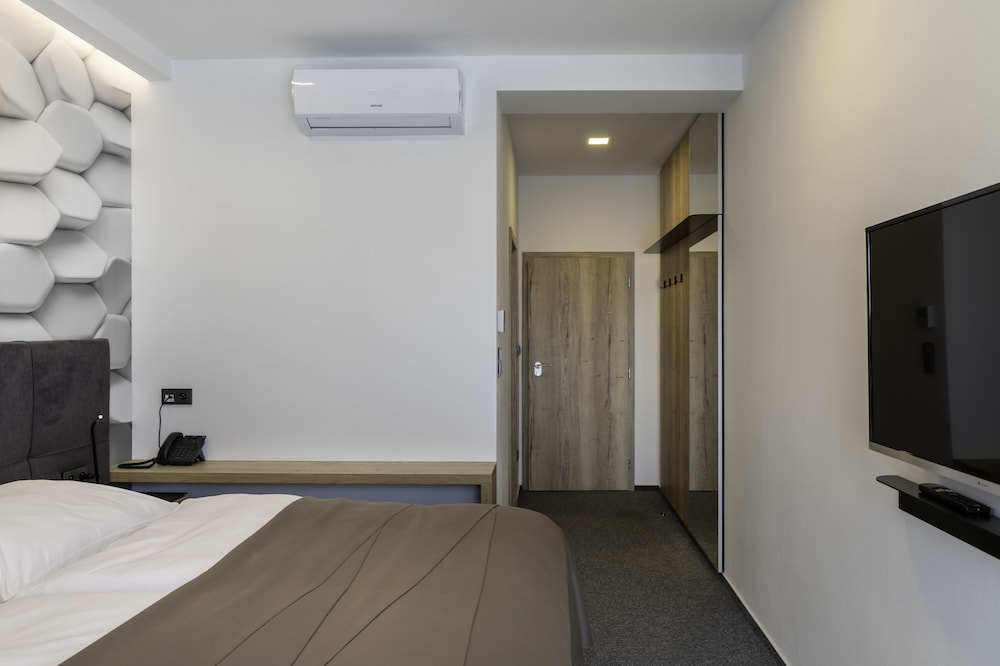 Economy Double or Twin Room, Multiple Beds photo 3