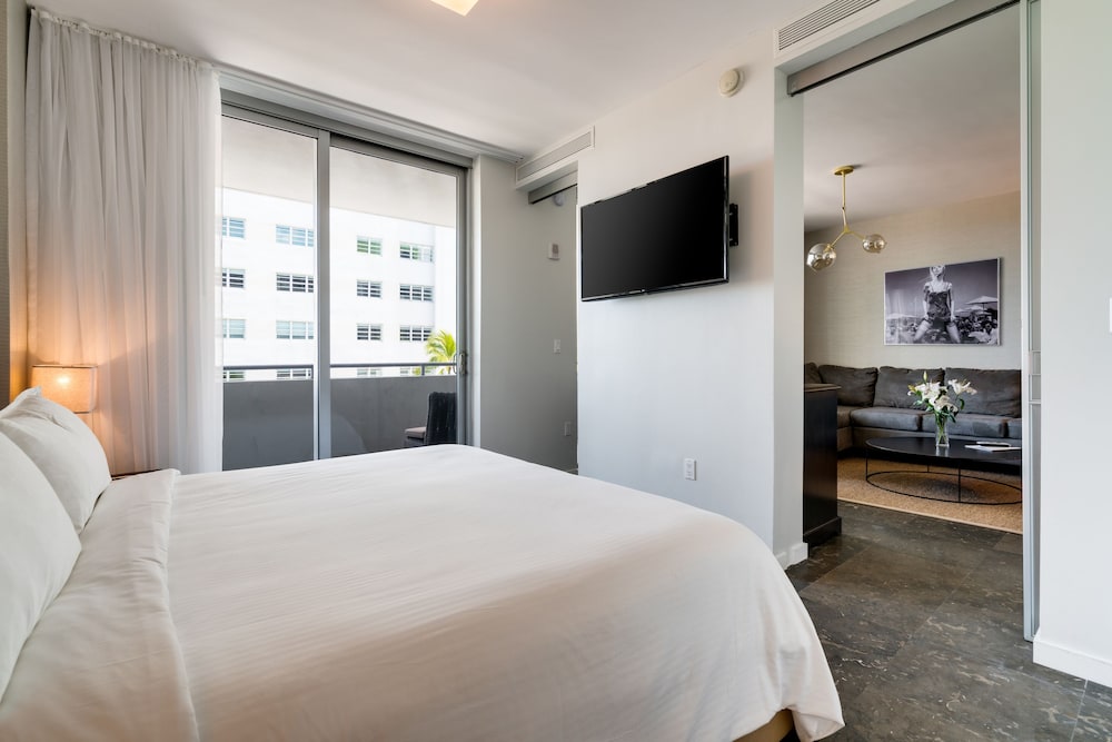 One Bedroom Suite with Balcony - Photo 3