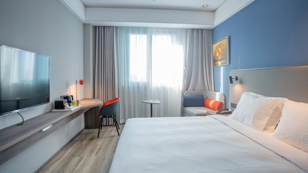 Standard Room, 1 Queen Bed, Smoking - Photo 1