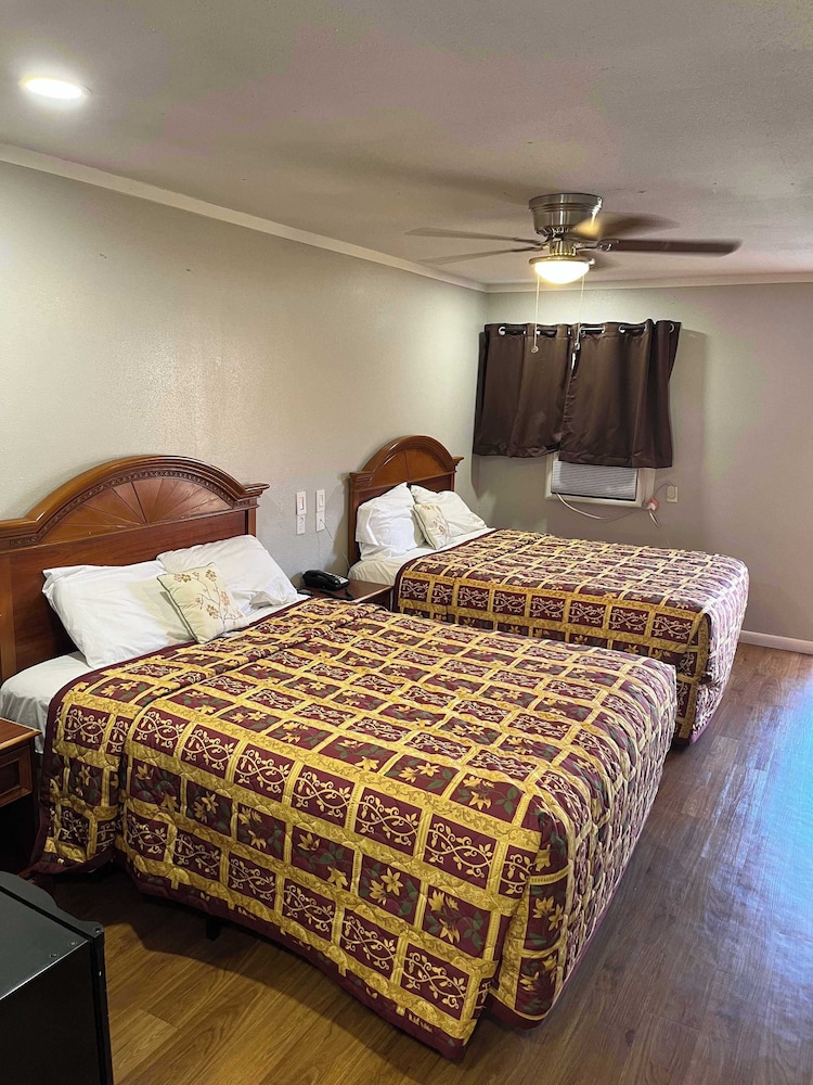 Economy Double Room, 2 Queen Beds