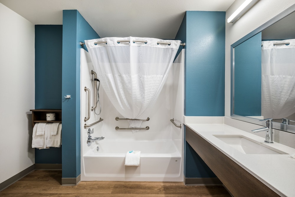 Room, 1 Queen Bed, Accessible, Non Smoking (Bathtub) photo 3
