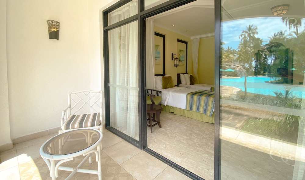 Pool Facing Twin Room - Photo 7